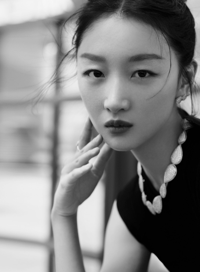 周冬雨穿无袖修身小黑裙优雅大方托腮浅笑气质迷人