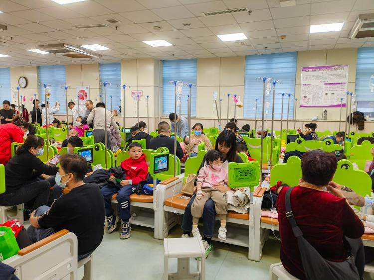 海报新闻记者在济南市妇幼保健院看到,输液大厅坐满了输液的儿童以及