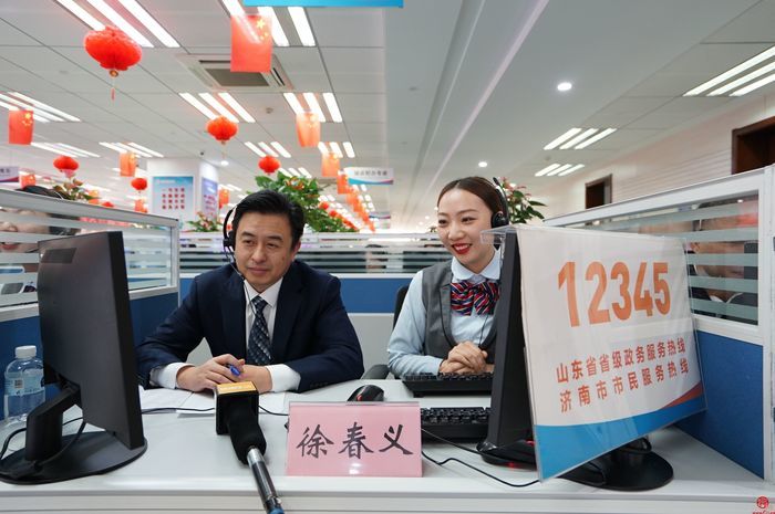 起步区党工委委员、管委会副主任徐春义带队接听市12345市民服务热线