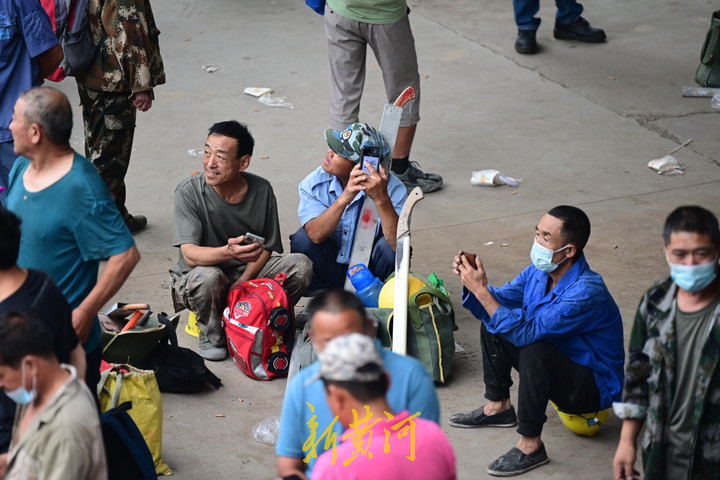 外来务工服务中心重启数百农民工进城求职