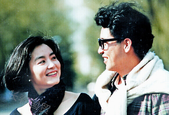 林青霞秦汉31年前合影照,二人青涩甜蜜幸福相拥