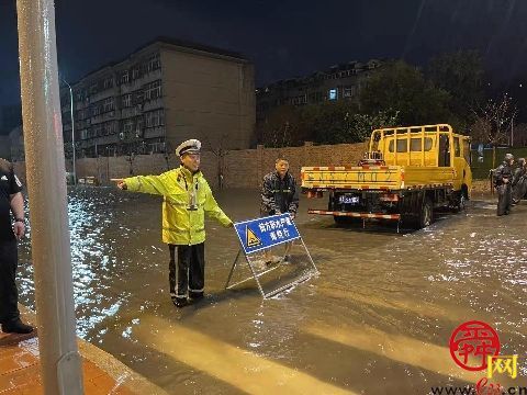 交警护送考生高考护航公安_护送高考生的交警自己也是考生_交警送高考学生进入考场