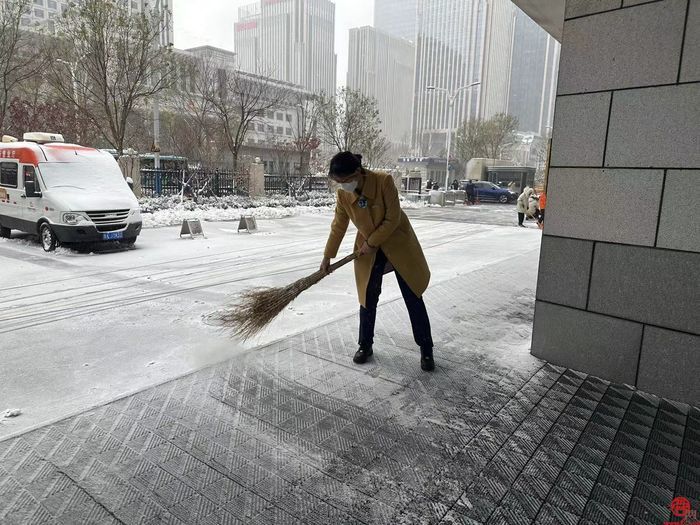 下雪了！掌上城管“随手拍”志愿服务队走上街头清雪除冰