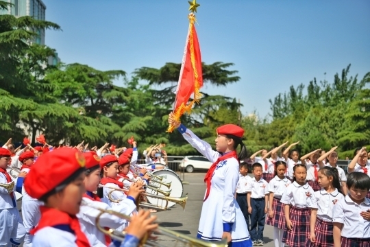 济南市举办新队员入队示范仪式历下区青龙街小学一年级首批小队员戴上