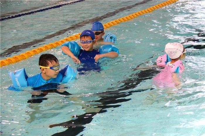 小鸭子们又下水喽山师附小雅居园校区游泳特色课程来啦
