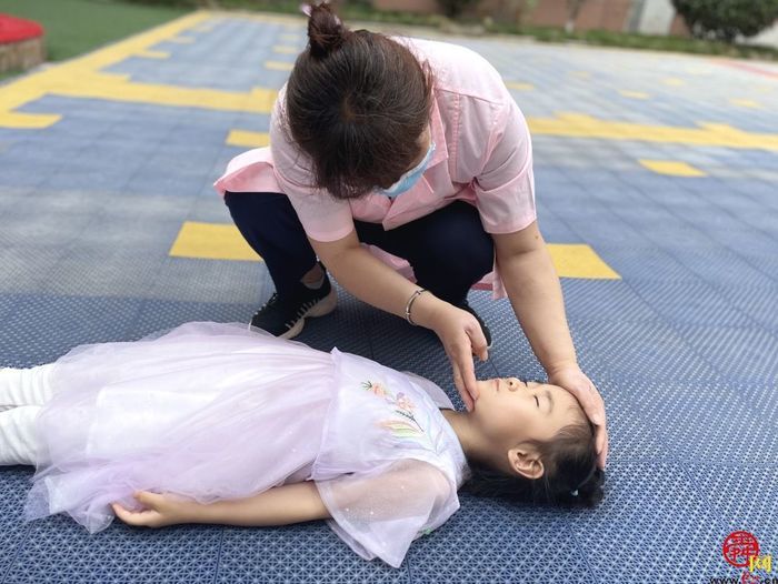 拍背控水;对无意识的"落水"幼儿检查脉搏呼吸,实施心外按压和人工呼吸