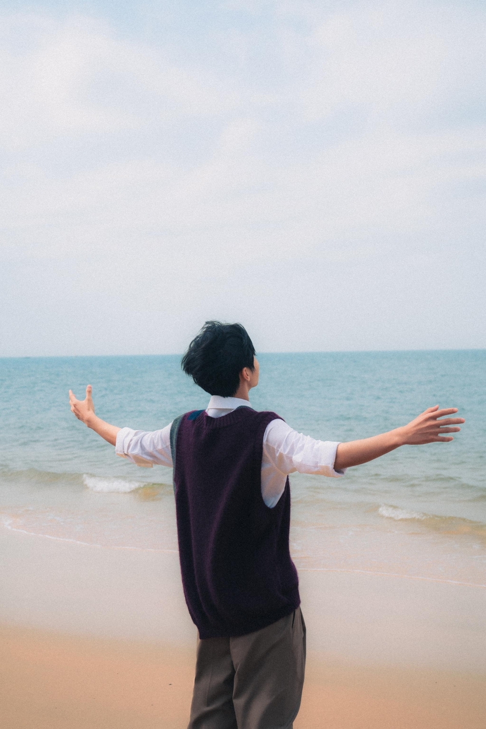 王俊凯最新大片曝光海边凝眸少年感十足