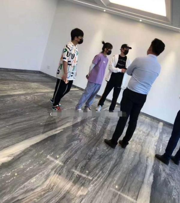 豁出去！王思聪直播连线美女主播PK大跳“骑马舞” 宋美娜和甜仇谁是真爱？