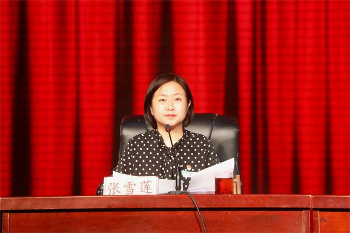 张雪莲首先介绍了学校人事调整情况,介绍新调入,支教的教师并表示热烈