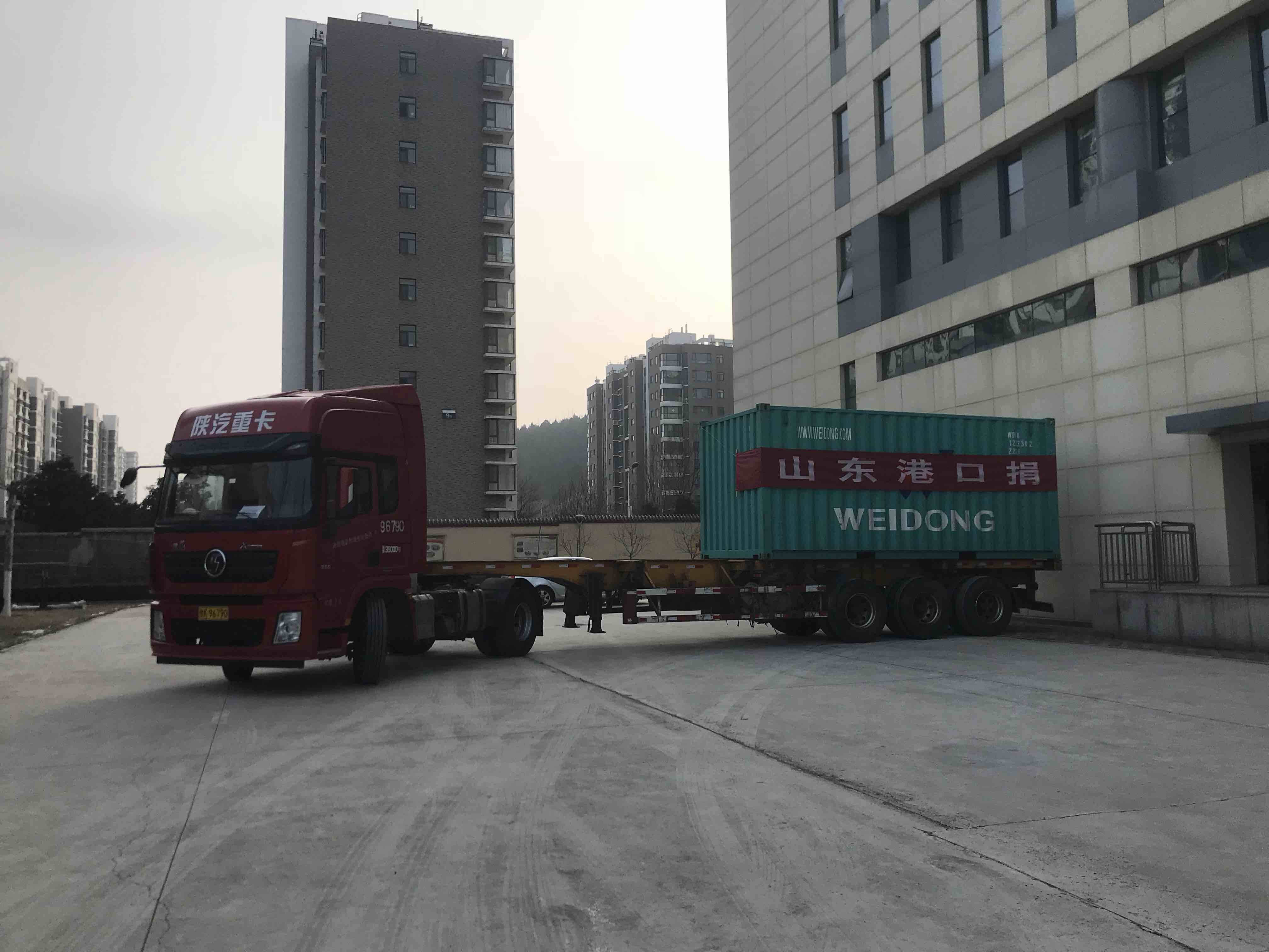 山东省港口集团购置1万套防护服 捐赠给全省防疫一线医护人员