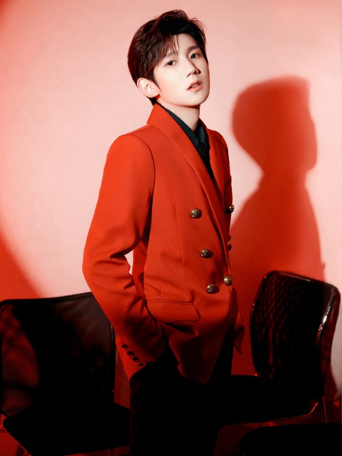 王源新年写真曝光红黑撞色彰显稳重气质