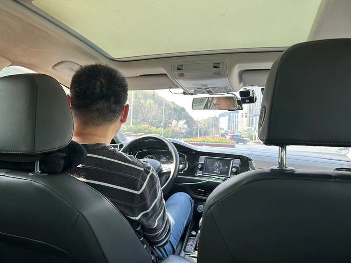 滴滴驾驶员杨灿网约车里的先锋力量