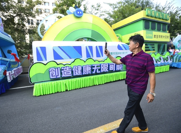 又见泉水节花车！明天让我们来一场初秋最美的遇见