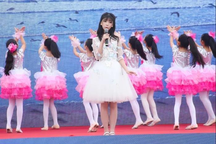 万象新天学校原创校歌暖暖的正式发布你笑起来真好看原唱李昕融献唱