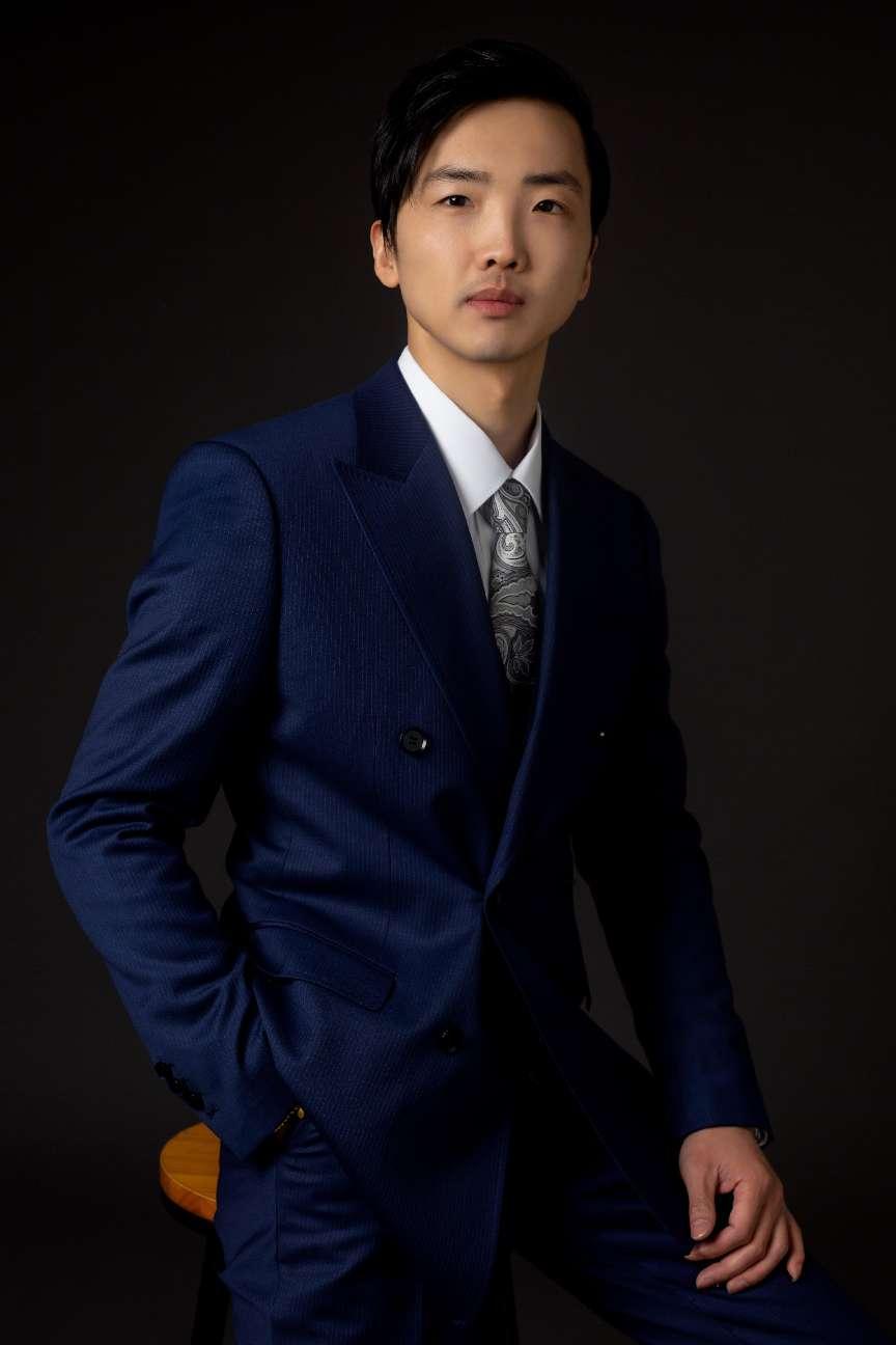 采访中,高帅告诉记者,他是典型的汉族人,自幼便随