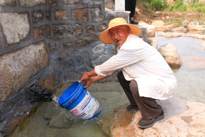 河边挑水的南栾宫村村民马成贵喜悦的说,自己今年已经78岁了,家就住在