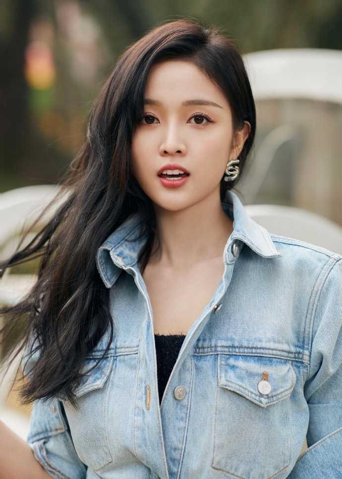 牛仔套装活力四射吴宣仪穿牛仔套装秀长腿