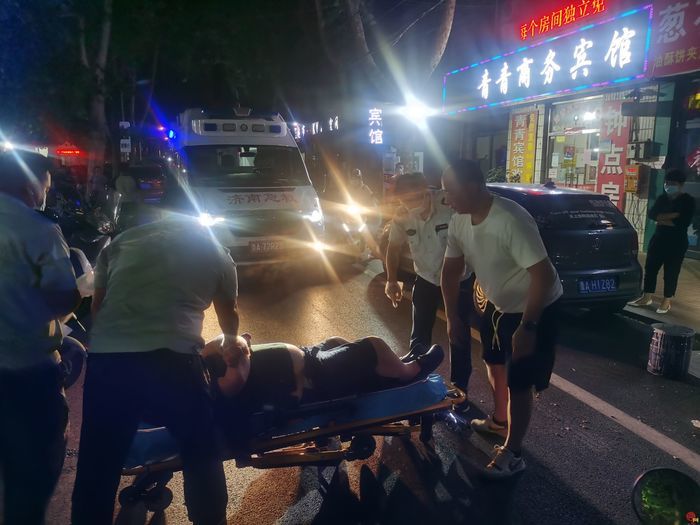温心能源｜老人摔倒？必须帮！这个供暖管家好样的！