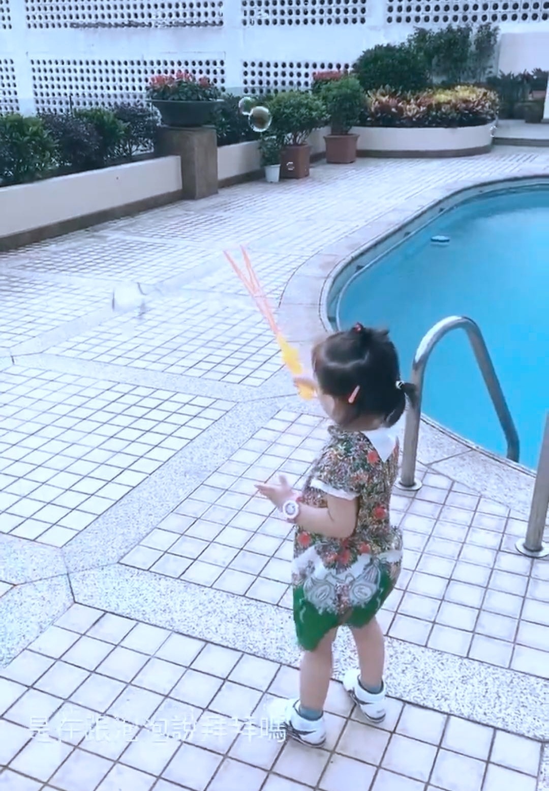 同居|何超莲窦骁疑已同居真的假的？赌王丧礼后何超莲高调秀恩爱暴露两人N多小秘密