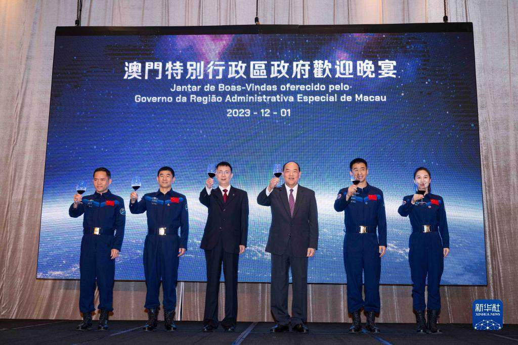 中国载人航天工程代表团经港珠澳大桥离港抵澳