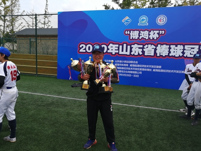 济南三中棒垒球队荣获省级比赛三金牌