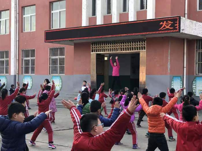 以赛促练莱芜张家洼中心小学师生共舞健康快乐课间操
