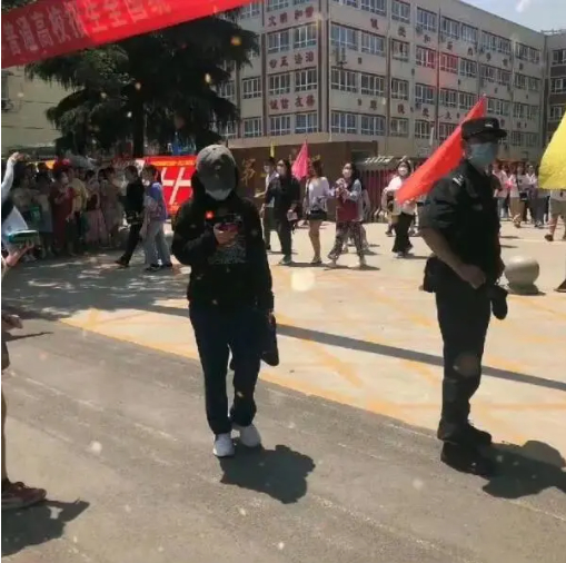 【超低调】张子枫高考考场外被围拍 张子枫进场前画面曝光认真复习超低调