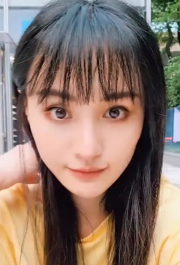 郑爽坐路边自拍是怎么回事？什么情况?终于真相了原来是这样