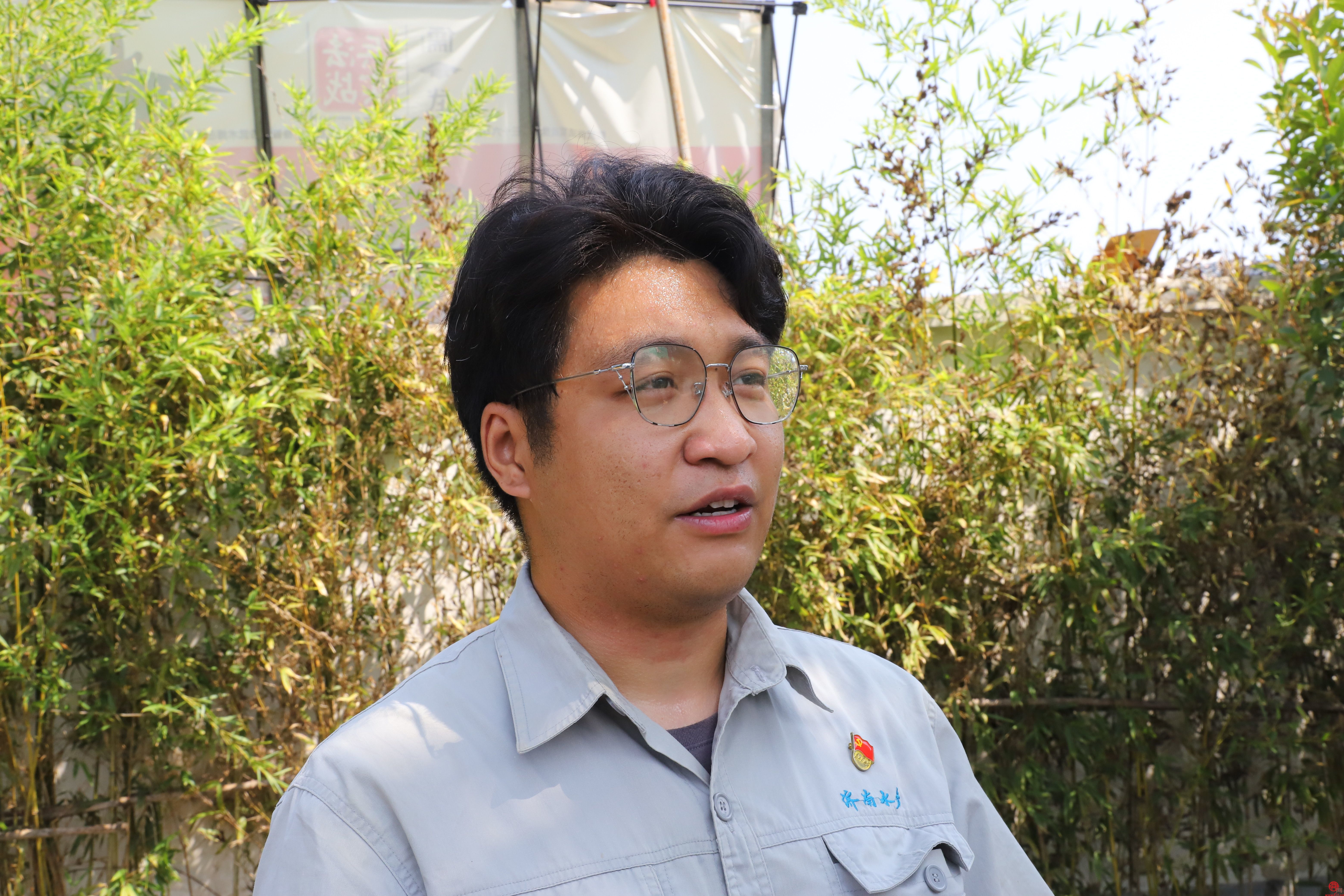 通话电话了解到居民家供水管道漏水的情况后,李金辉带领施工人员来到