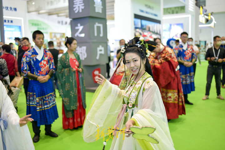来文旅博览会围观汉服小姐姐 感受汉唐风韵 