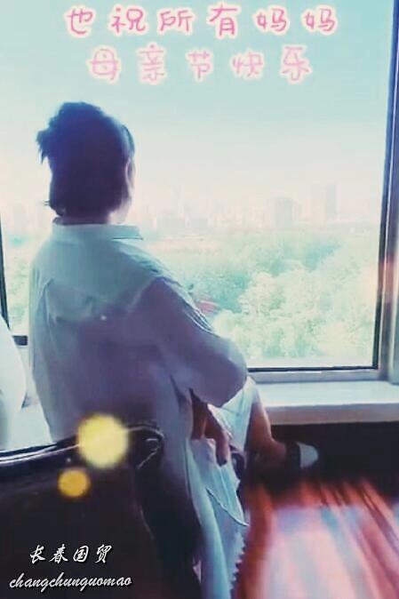 马丽产后近照曝光，怀抱宝宝坐在窗前，画面温馨幸福