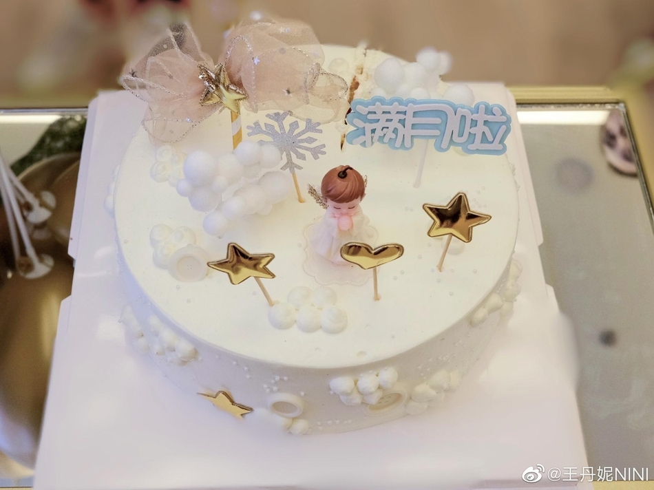 马可王丹妮晒宝宝满月照夫妇怀抱孩子展笑颜画面温馨