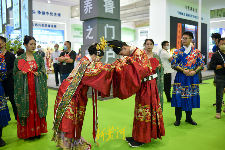 来文旅博览会围观汉服小姐姐 感受汉唐风韵 