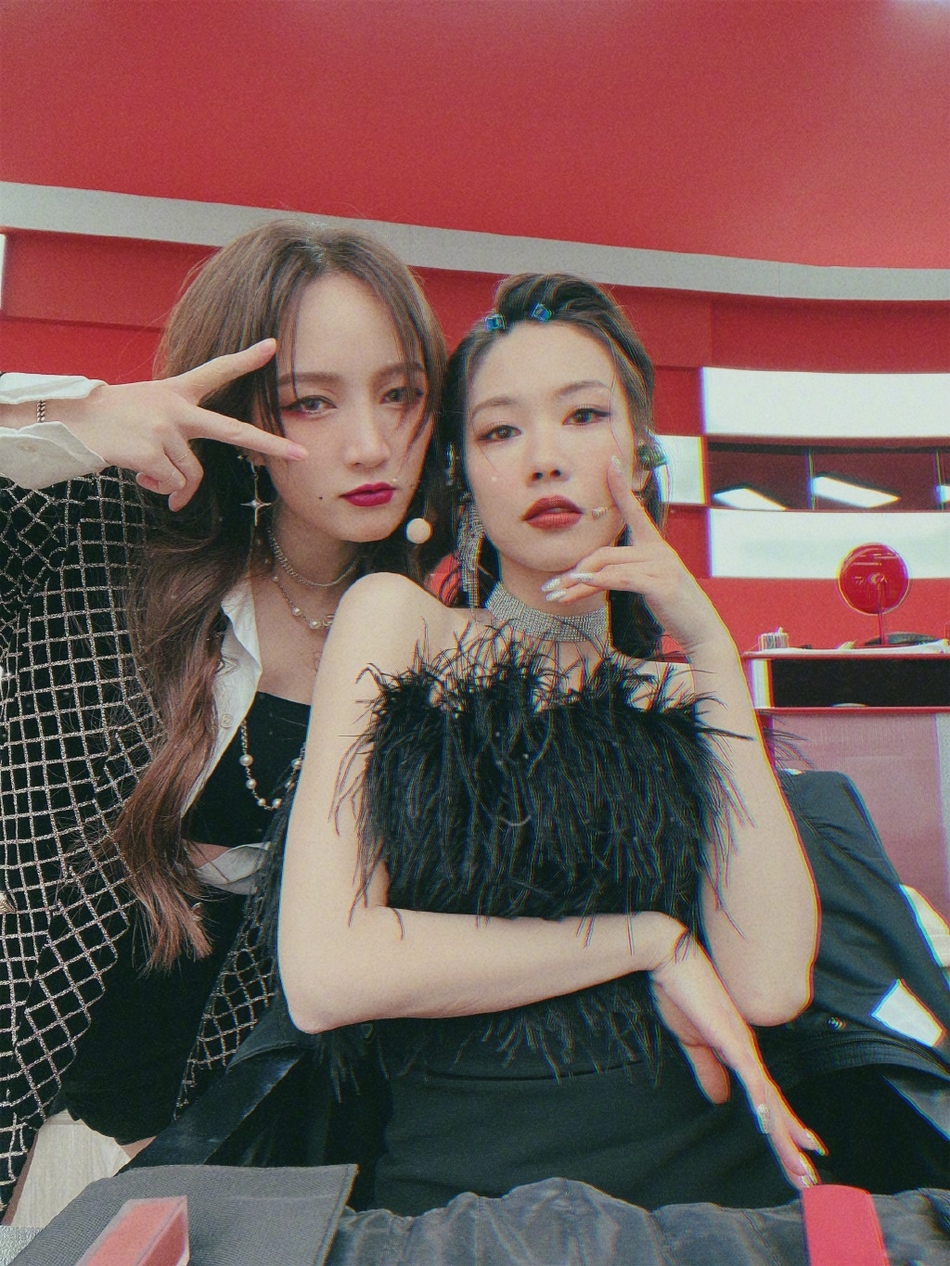 姐妹情深孟佳为王霏霏庆生写藏头诗表白情真意切