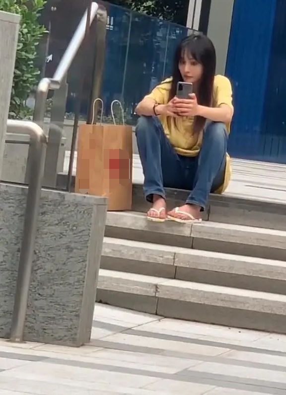 郑爽坐路边自拍是怎么回事？什么情况?终于真相了原来是这样