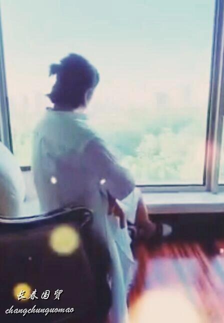 马丽产后近照曝光，怀抱宝宝坐在窗前，画面温馨幸福