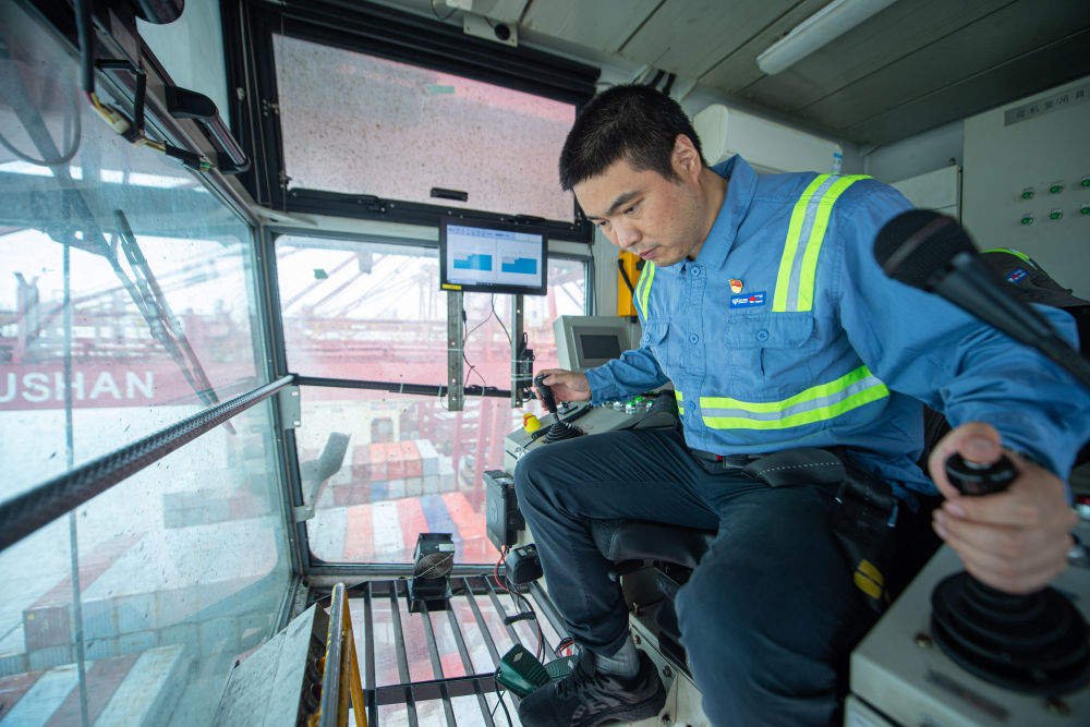牢记嘱托建新功一位桥吊司机的拧劲儿和闯劲儿