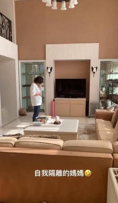 同居|何超莲窦骁疑已同居真的假的？赌王丧礼后何超莲高调秀恩爱暴露两人N多小秘密