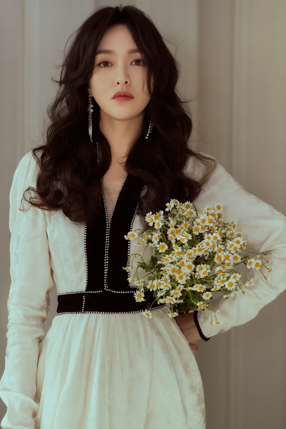 唐嫣手持鲜花甜美动人大波浪造型知性优雅