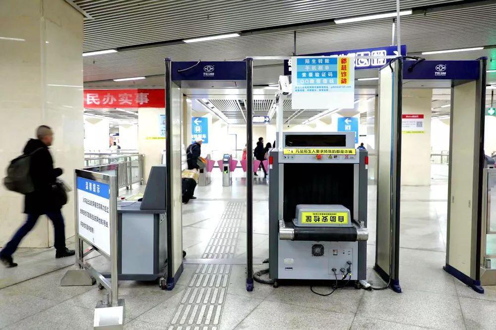 铁路出站口有明显位置标识,200米左右的换乘通道中都设有醒目的张贴