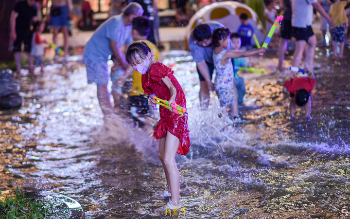 夜晚戲水納涼這裡火市民扎推如同下餃子