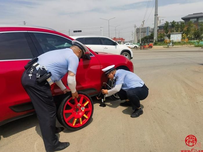 气温爆表 汽车爆胎 同一天同一路口交警先后帮两名女司机换轮胎