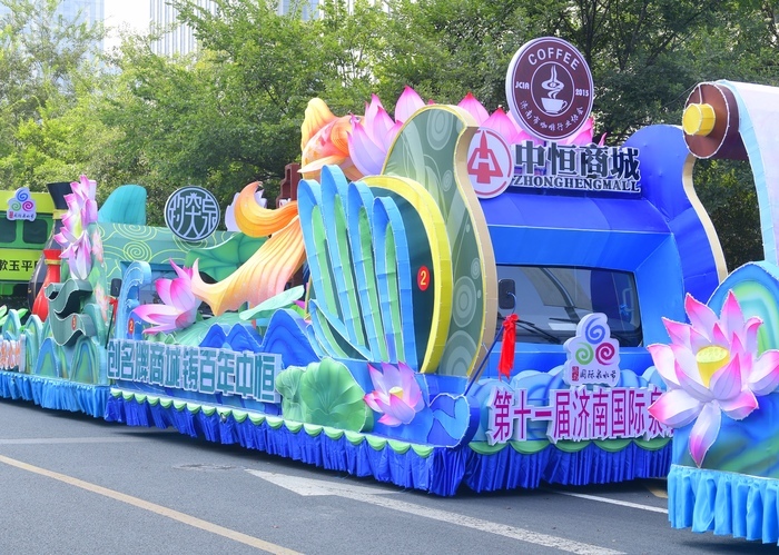 又见泉水节花车！明天让我们来一场初秋最美的遇见