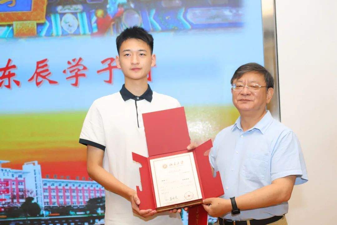 汶川大地震“敬礼娃娃”郎铮,收到北大录取通知书!