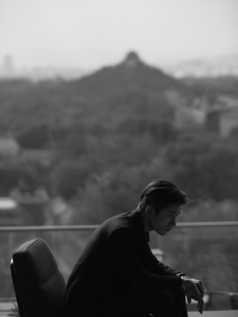 我要评论易烊千玺拍意境黑白写真云雾缭绕间平添一丝忧郁与浪漫