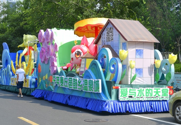 又见泉水节花车！明天让我们来一场初秋最美的遇见