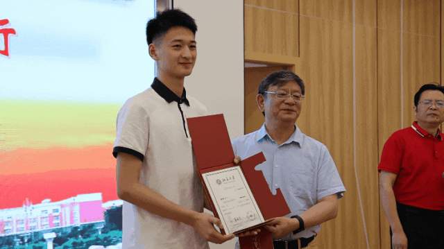 汶川大地震“敬礼娃娃”郎铮,收到北大录取通知书!