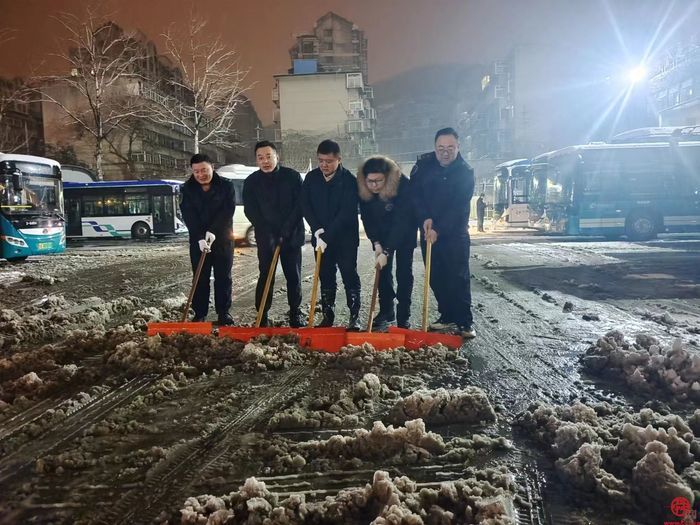 携手清积雪，共建文明城！ 济南掌上城管“随手拍”志愿服务队参与清雪除冰 落实“门前五包”