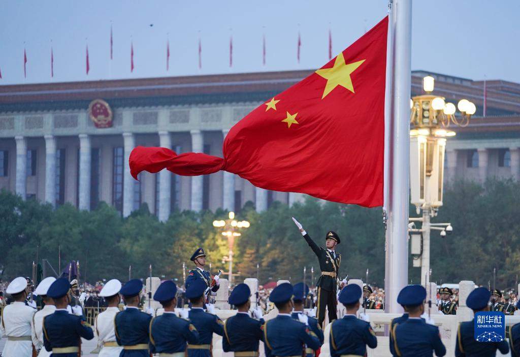 月1日的晨光,超过20万名市民和游客早早来到这里,观看庄严的升国旗仪
