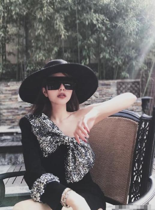 周扬青分手后谈感受 穿罗志祥不允许穿的性感裙装惊艳众人